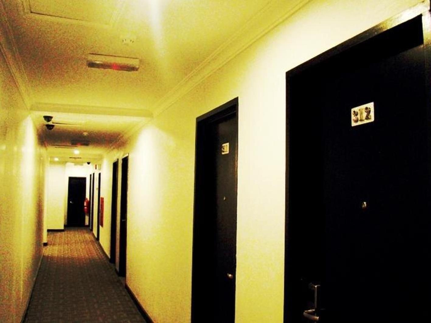 Adel Hotel Putatan Buitenkant foto