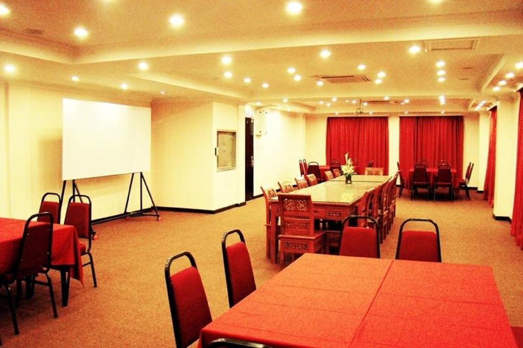 Adel Hotel Putatan Buitenkant foto
