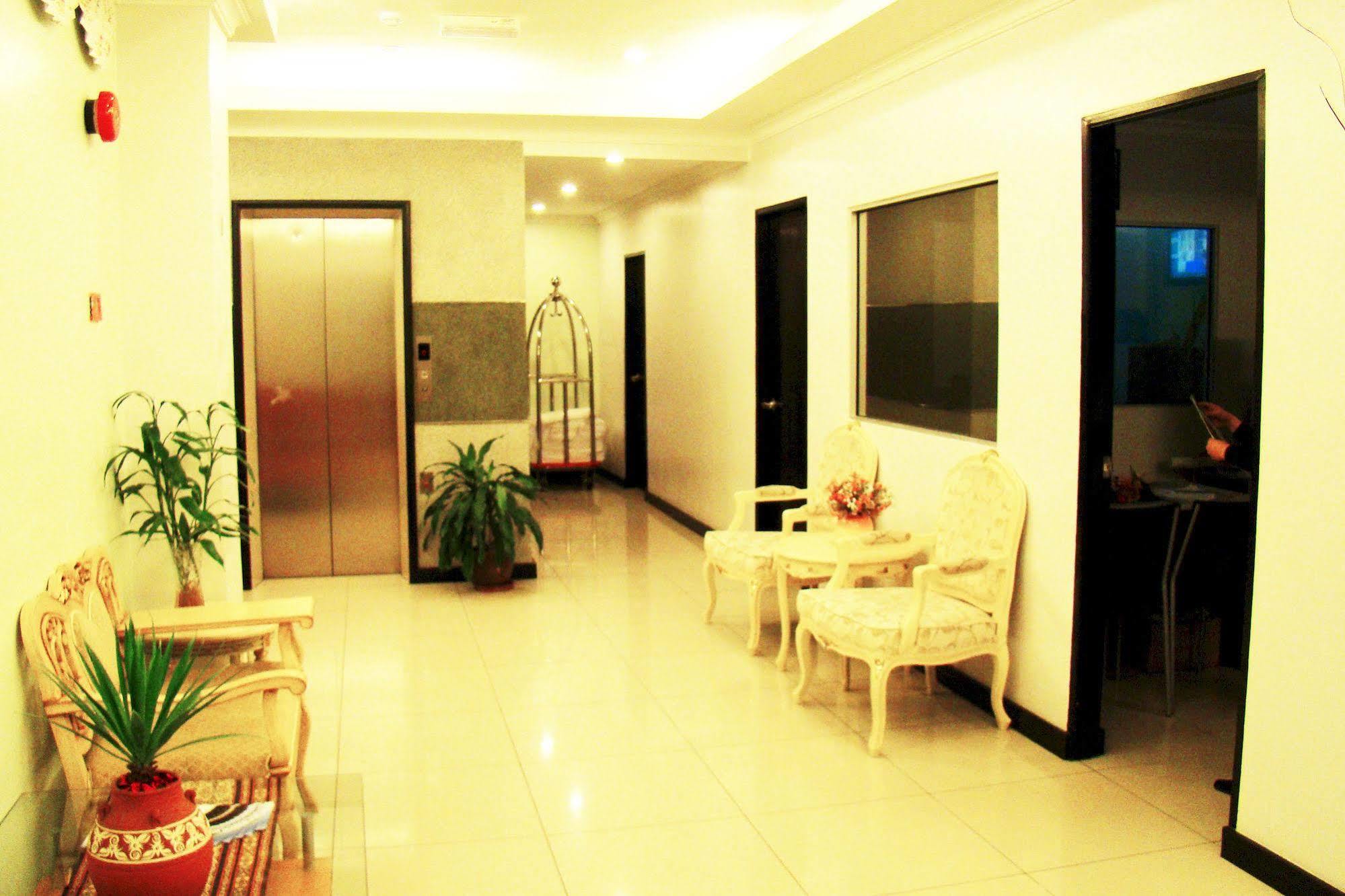 Adel Hotel Putatan Buitenkant foto