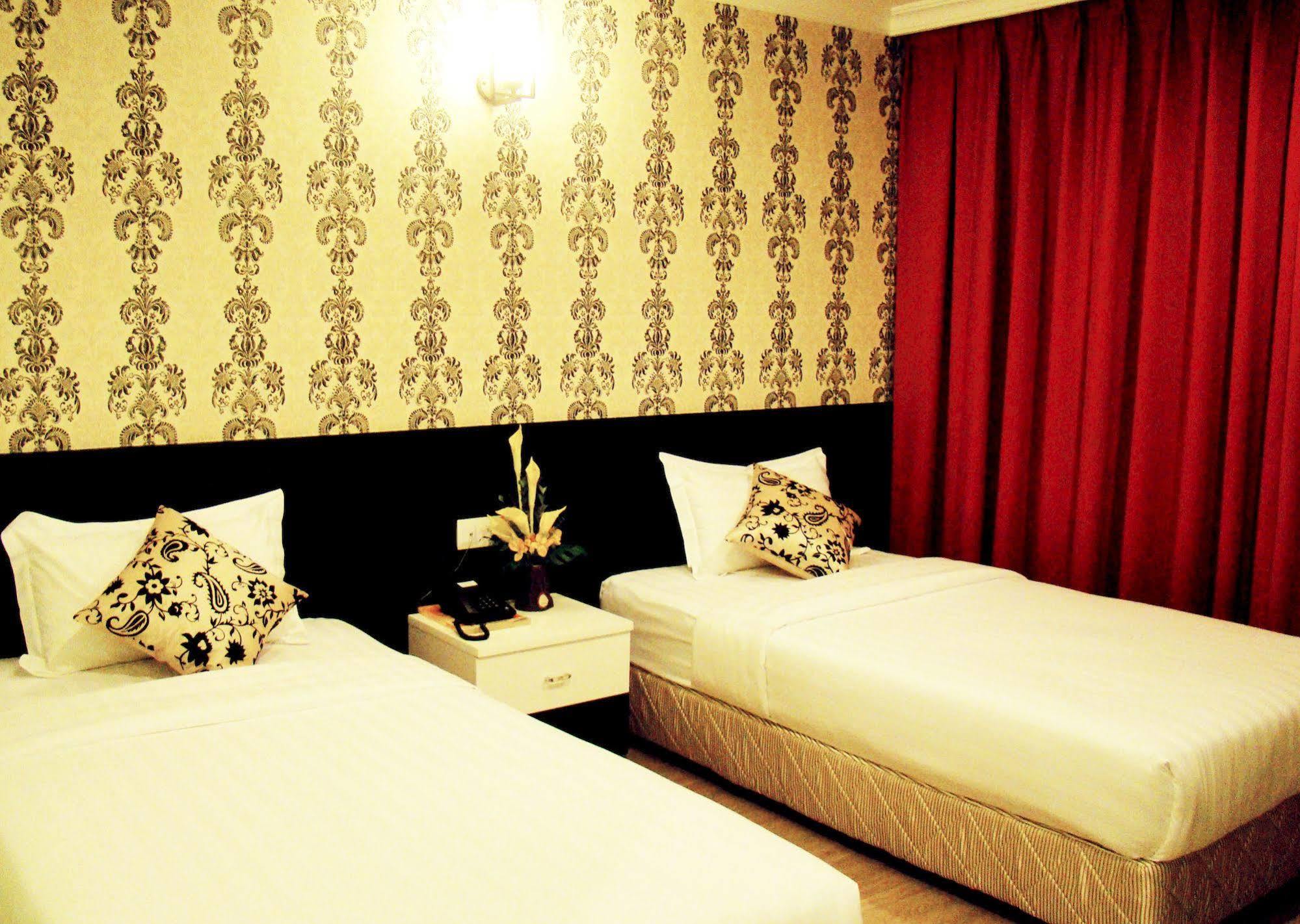 Adel Hotel Putatan Buitenkant foto