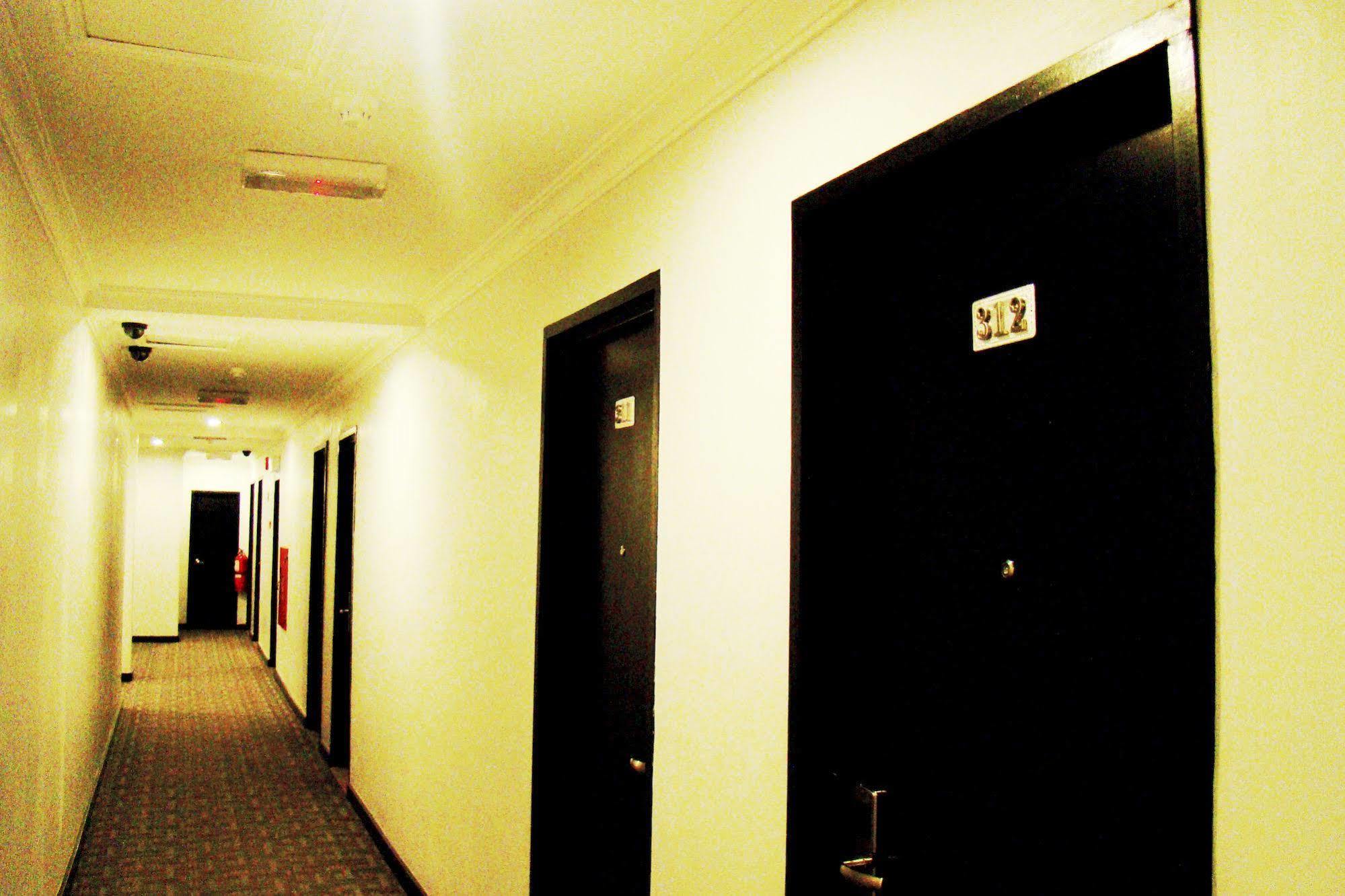 Adel Hotel Putatan Buitenkant foto